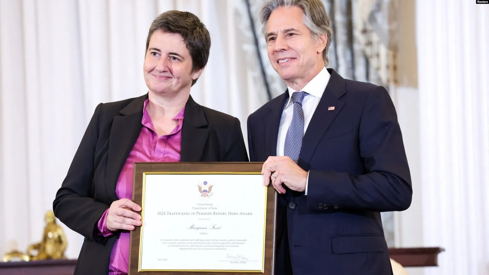 Marijana Savić receiving award